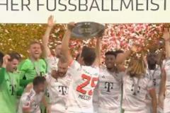 捧杯時(shí)刻！拜仁加冕隊(duì)史第33座德甲冠軍！穆勒捧起獎(jiǎng)杯全隊(duì)歡慶！