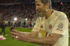 斬獲生涯首冠！凱恩啤酒浴樂在其中！