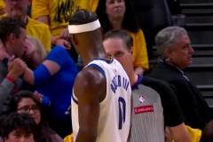 巴特勒和裁判聊天 身后一對情侶忘情親吻