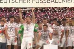 終圓冠軍夢！凱恩高舉沙拉盤慶祝生涯首冠！