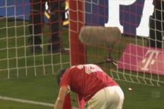 拜仁傳統(tǒng)藝能！奪冠慶祝儀式結(jié)束，安聯(lián)球場(chǎng)迎來啤酒??！