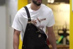 塔圖姆G3賽前穿吊帶工裝 網(wǎng)友：這是去摸魚還是抓蝦呢