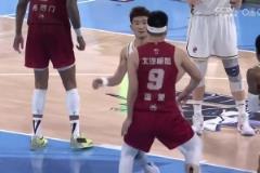 雷蒙頂防布朗，孫銘徽不滿反撞被吹進攻犯規(guī)&驚訝攤手表示不解！