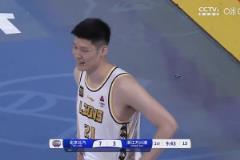 陷犯規(guī)麻煩！北京男籃開場連續(xù)打胡金秋，后者2分鐘2犯提前下場