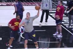 后面得拿出第一人的表現(xiàn)啊！一鏡到底看約老師無差別單打訓練師！