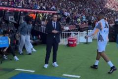 致意國(guó)家隊(duì)隊(duì)友！姆巴佩賽前走到巴薩替補(bǔ)席和孔德?lián)肀е乱? title=