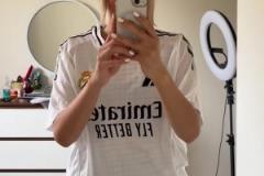 這皇馬女球迷怎么這么長，現(xiàn)在都喜歡用手機擋臉嘛