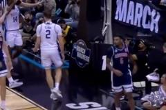 獨行俠球迷偷著樂！弗拉格旱地拔蔥逆天排球大帽，身體素質太炸了