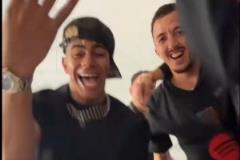 亞馬爾與朋友一起拍跳舞視頻，最后比的手勢表示本賽季4殺皇馬