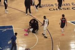 千萬別有事??！塔圖姆無對(duì)抗痛苦倒地隨后被攙扶下場(chǎng)