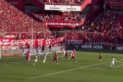 這球場(chǎng)氛圍無敵！現(xiàn)場(chǎng)感受蒙鐵爾無敵“倒掛金鉤”