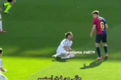 細節(jié)發(fā)現(xiàn)加維一屁股坐倒了阿森西奧，這簡直是“肉彈沖擊”