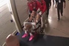 塔圖姆無對(duì)抗痛苦倒地 隨后坐輪椅全程捂臉痛苦離場(chǎng)