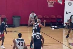 未來隊友？！弗拉格美國隊內(nèi)訓(xùn)練單挑迎射濃眉，隨后破壞濃眉進(jìn)攻