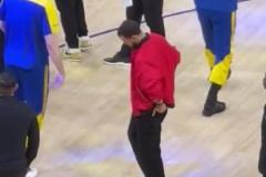 滿屏的無奈！勇士1-3落后，庫里在場(chǎng)邊無奈來回踱步，手扶額頭