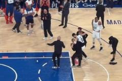 耐殺王真的倒下了塔圖姆無對(duì)抗倒地受傷，被工作人員攙扶離場(chǎng)