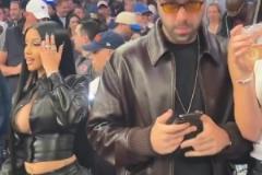 太哇塞了！詹娜現(xiàn)身尼克斯凱爾特人場(chǎng)邊，這顏值身材是真棒