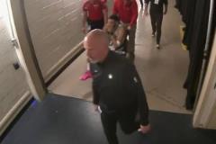 走不了路了！塔圖姆坐著輪椅離開球館，雙手捂臉非常難受！