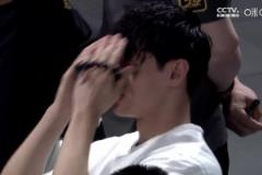 心急如焚看到球隊早早落后20分，場下曾凡博無奈抱頭……