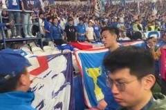 申花賽后花絮，米內(nèi)羅用球迷手機拍大合影,劉誠宇親簽袖標送球迷