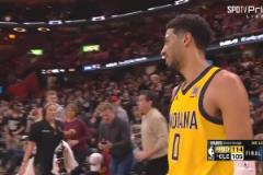 悲喜并不相通！米切爾賽后滿臉迷茫，哈利伯頓面帶笑容與隊友慶祝