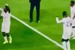 再無名場面了！當(dāng)面奪冠后安切洛曾加入跳舞大隊現(xiàn)場搖擺