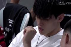 無奈啊~北京男籃G4慘敗，轉(zhuǎn)播鏡頭多次給到現(xiàn)場的曾凡博