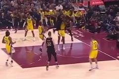 悠著點(diǎn)??！米球王剛復(fù)出欲隔扣重重摔倒在地