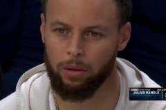 有人歡喜有人愁！蘭德?tīng)柛砂稳痔鹌簌Z舞庫(kù)里坐在場(chǎng)邊搖頭