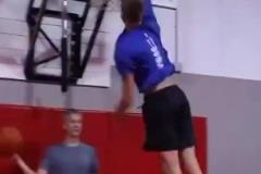 有緣分！13歲弗拉格時練扣籃 那時候就穿著一件獨行俠T恤