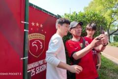 武磊對球迷沒的說！耐心為訓(xùn)練場外球迷簽名合影