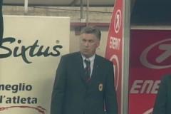 老煙槍教頭！03年意杯米蘭進球，鏡頭給到安切洛蒂在抽煙！