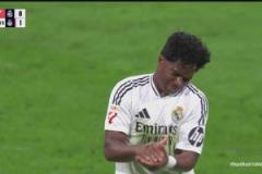 腳感不佳！姆巴佩禁區(qū)內(nèi)做球，恩德里克跟進(jìn)抽射直上看臺(tái)！