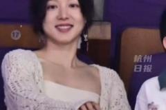 龍嫂美??！馬龍和家人現(xiàn)身CBA總決賽現(xiàn)場！爸爸講解 媽媽拍照