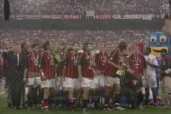 青春記憶涌上心頭！03年米蘭意杯奪冠頒獎(jiǎng)，馬隊(duì)高舉獎(jiǎng)杯全隊(duì)?wèi)c祝