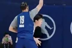 這對(duì)抗是真扎實(shí)?。铄诨@下強(qiáng)吃對(duì)手，生頂?shù)交@下一個(gè)2+1輕松愉快！