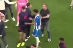 換個(gè)角度看！弗里克招呼球員趕緊回更衣室