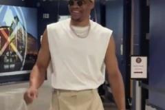 倆三雙王！G6不容有失！威少神情輕松抵達(dá)球館 約老師緊隨其后