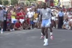 庫(kù)里的球感有多恐怖？139米一桿進(jìn)洞！