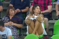 女球迷讓攝影師和解說員同時失去了理智