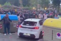 西班牙人vs巴薩賽前場(chǎng)外，一車(chē)輛突然加速?zèng)_入球迷人群，據(jù)悉未造成人員死亡