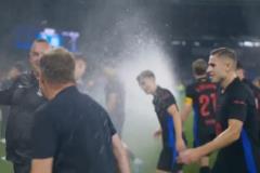 阻止慶祝！西班牙人噴水驅(qū)趕巴薩球員！巴薩球員無(wú)視仍唱跳慶祝