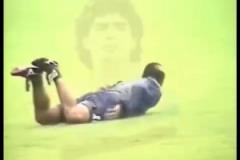 當(dāng)球王化身海豹！珍藏視頻：苦中作樂的馬拉多納！