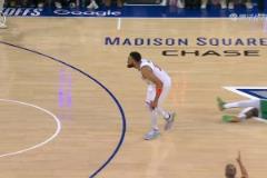 引爭(zhēng)議！唐斯logo三分飆中，但絆倒霍勒迪進(jìn)攻犯規(guī)進(jìn)球無(wú)效！