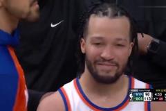 一切盡在掌握G5比分落后6犯 布倫森場(chǎng)下面對(duì)鏡頭微笑招手