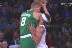 生化攻擊哈特防守時(shí)臉直接貼到波津腋下，隨后被換下場(chǎng)休息！