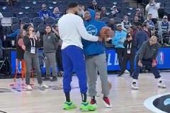 總決賽見？唐斯首回狼主場時和華子深情擁抱，華子一直拉著唐斯聊