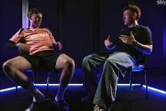 街溜子般的搞笑坐姿，帕爾默談亞馬爾的采訪在外網(wǎng)爆火