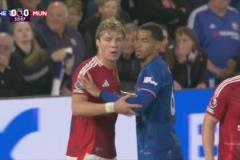 根本盯不住！霍伊倫角球防守中被科爾維爾連續(xù)推搡甩開