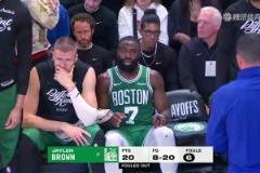 衛(wèi)冕還是難啊！三節(jié)沒(méi)結(jié)束布朗便六犯離場(chǎng)，隨后綠軍派上全替補(bǔ)！